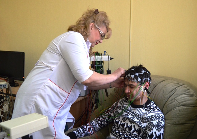 Невролог Рита БАШАРОВА готовит пациента к ЭЭГ